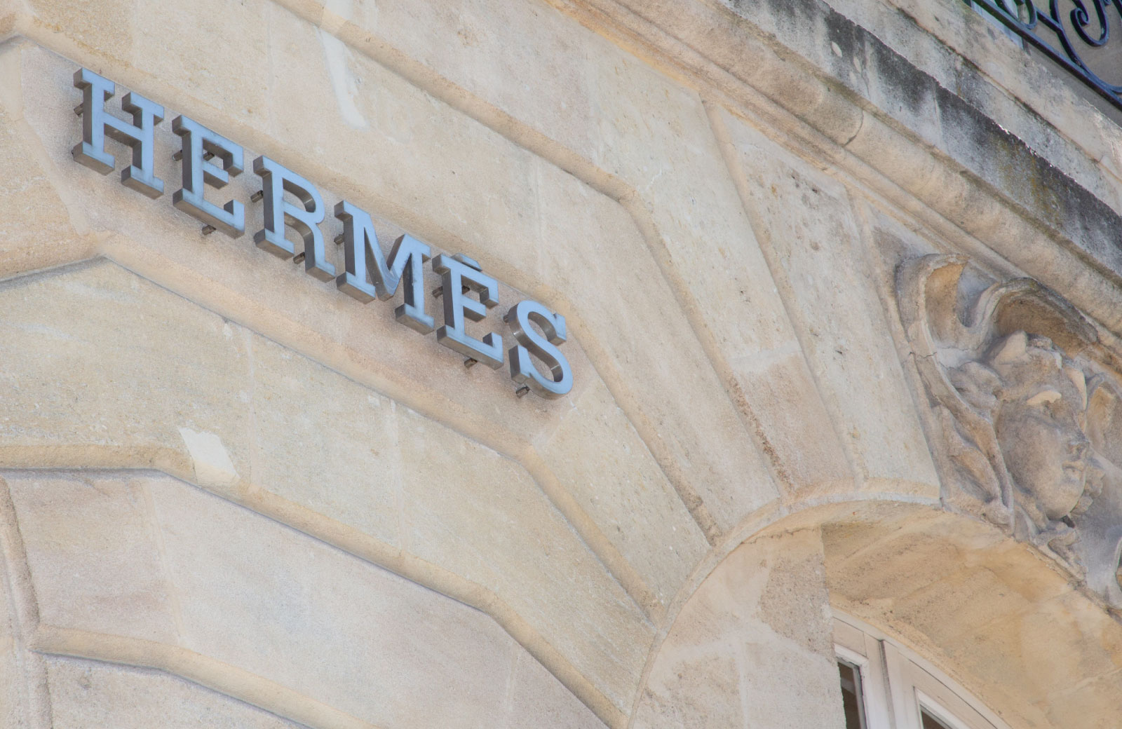 hermes shop signage