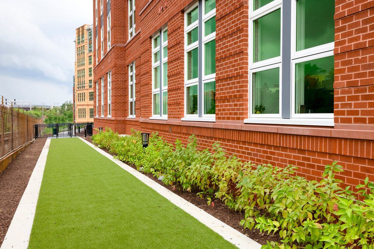 Pet-Friendly Alexandria VA Apartments w Dog Run & Pet Wash - Luxury Living Apartment Complexes With Dog Run