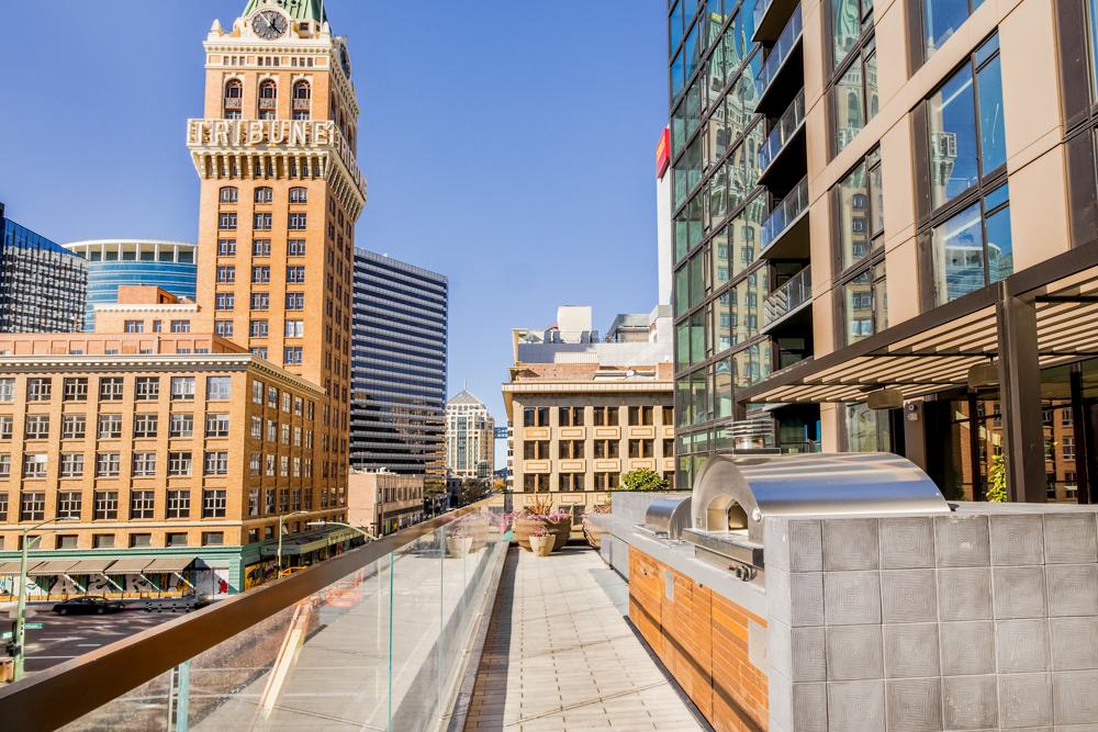 Oakland Apartments w Grills & Pizza Oven - Outdoor Dining at Atlas