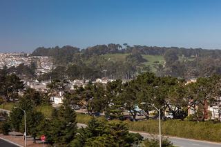green rolling hillsides and homes in Daly City