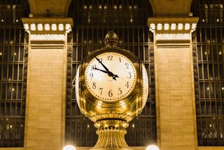 Iconic brass clock inside Grand Central Terminal in New York City, illuminated against the station’s arched windows and historic Beaux-Arts interior.