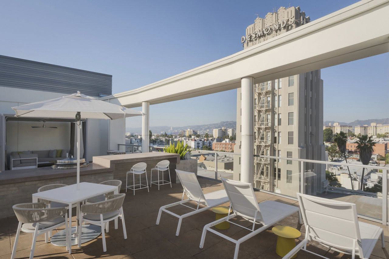 the roof deck at The Desmond apartments with a view of Wilshire Tower