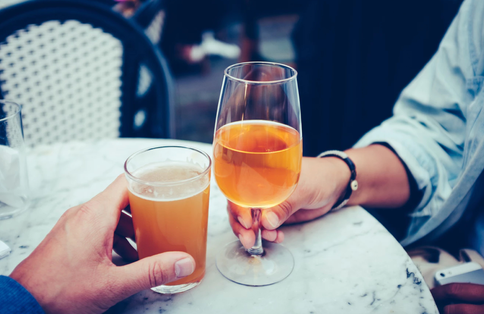 2 friends chilling with beers outdoors during happy hour in bellevue - Hyde Square