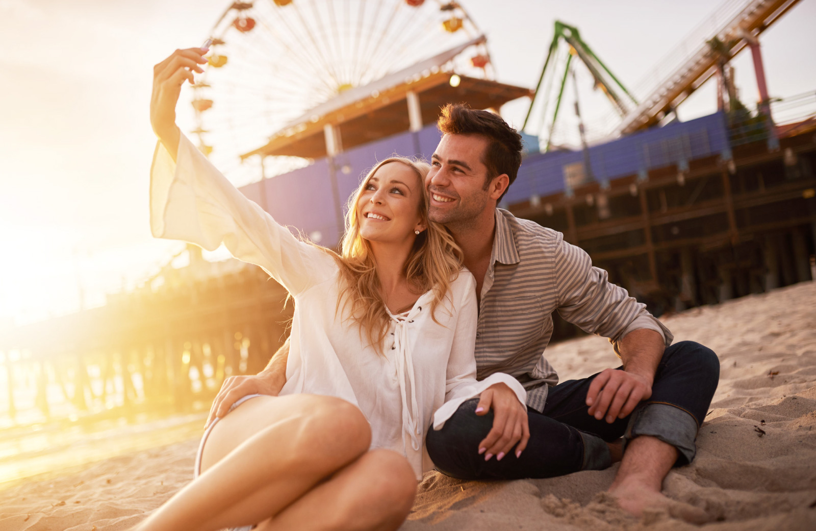 couple taking a selfie at the santa monica beach