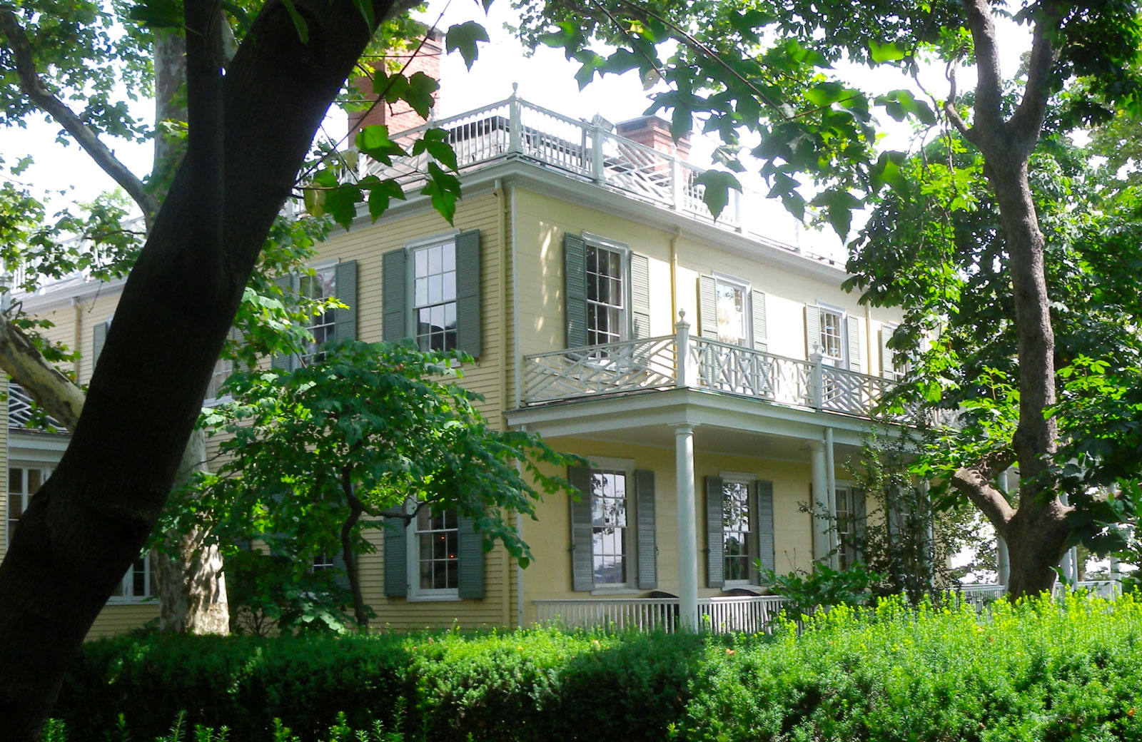 facade of the gracie mansion
